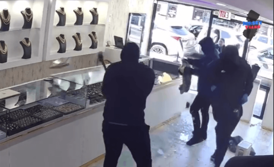 🚨 Caught On Video. Smash And Grab Hits Perth Amboy Jewelry Store In Under 2 Minutes